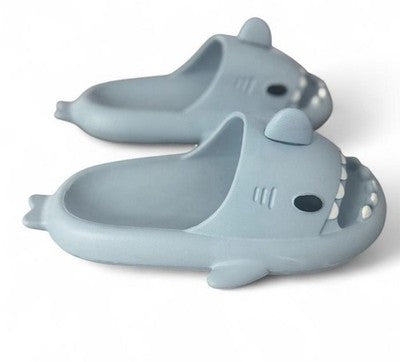Sandalias de espuma cómodas y nuevas con forma de tiburón de color azul claro, talla 36-37