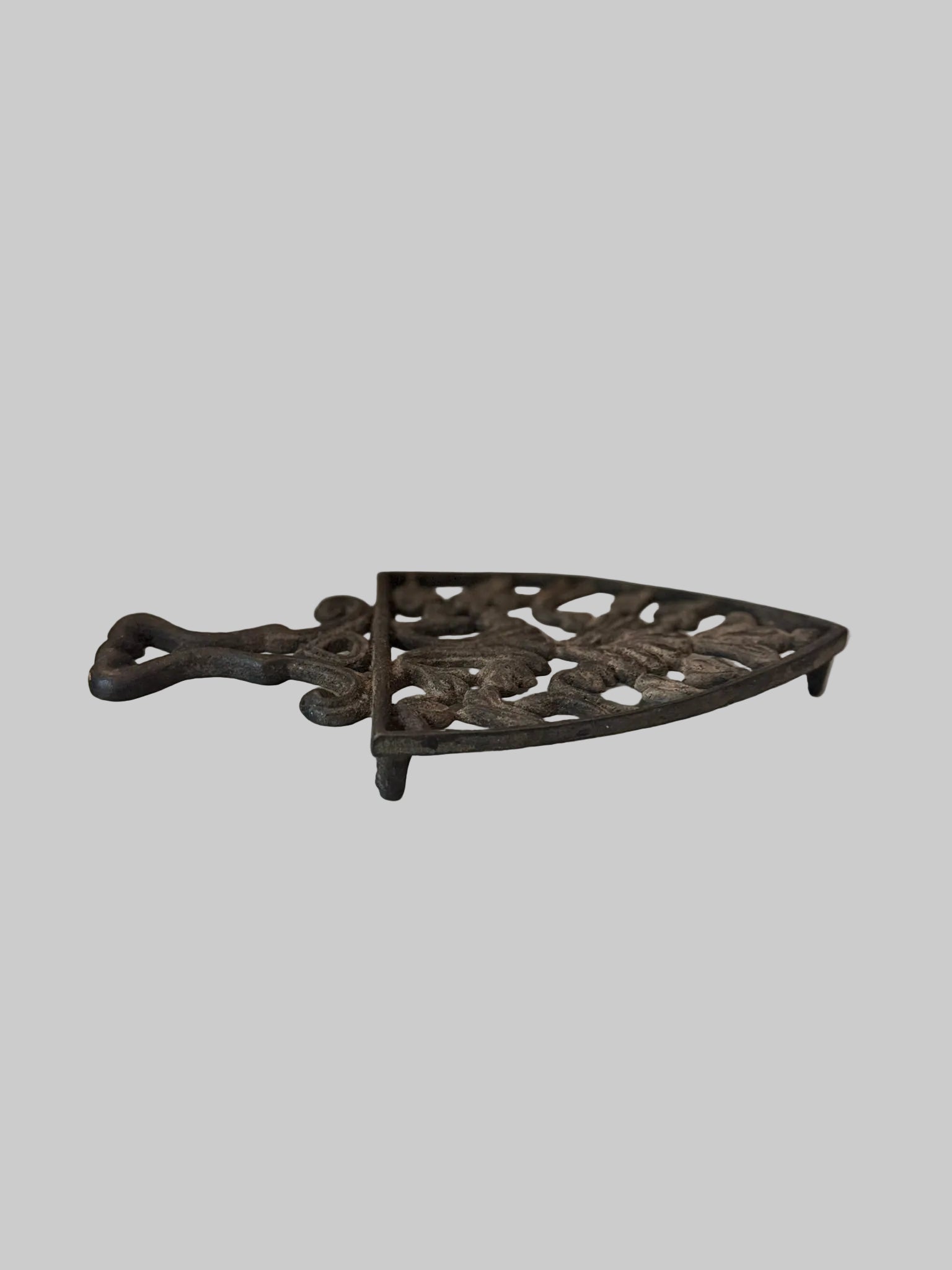 Decorative metal trivet 