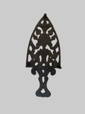 Vintage Wilton Cast Iron Cathedral Spade Plume Trivet 3-Footed Black Hot Plate Rest